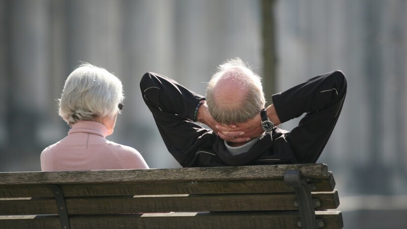 Ein Rentnerpaar sitzt auf einer Bank und sonnt sich. Wie viel Geld und damit auch Flexibilität Menschen im Alter haben, hängt auch von der privaten Vorsorge ab. Je später man einsteigt, desto mehr kommt es auch auf die Rendite an.