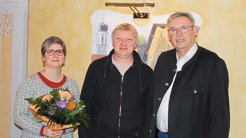 Michael Reith (Mitte) ist der Bürgermeisterkandidat der Pösinger CSU. Blumen für seine Frau Tanja gab es von Bürgermeister Edmund Roider.