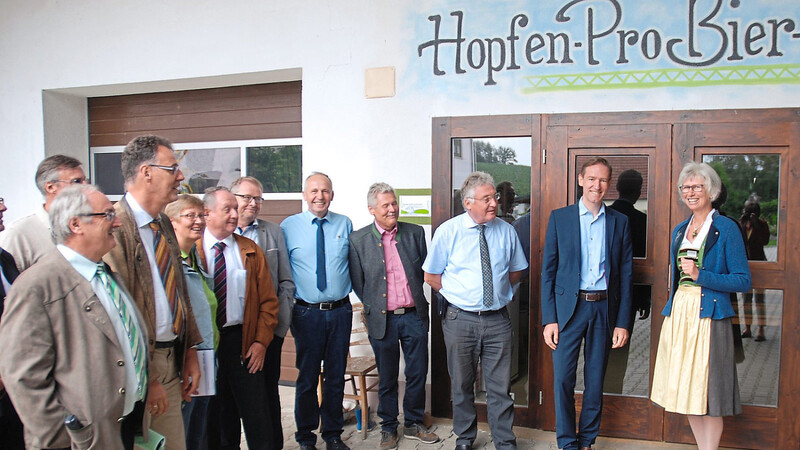 Hopfenbotschafterin Elisabeth Stiglmaier (rechts) begrüßte die Gäste in ihrer "Hopfen-ProBier-Stube".