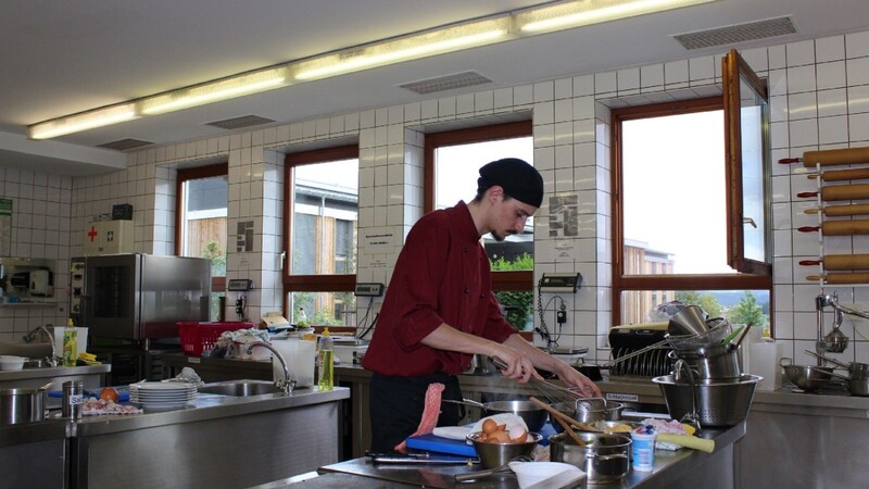 In der Küche der Hotelberufsschule zauberten die Koch-Prüflinge Drei-Gänge-Menüs.