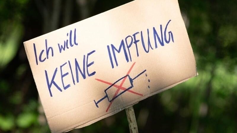 Ein Schild mit der Aufschrift "Ich will keine Impfung" am Rande einer Querdenker-Kundgebung.