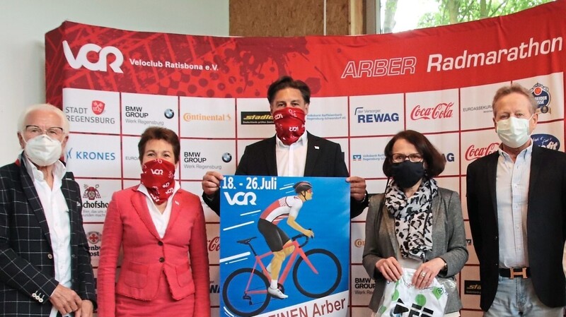 Unter dem Motto "Mach deinen Arber - dein Arber hilft" findet der Arber Radmarathon doch statt. Für Oberbürgermeisterin Gertrud Maltz-Schwarzfischer ist der Charity Arber Marathon eine Herzensangelegenheit.