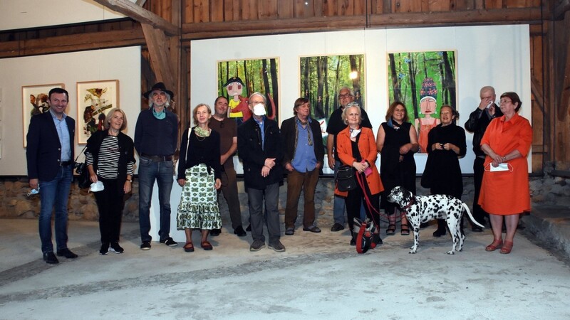 Galeristin Dr. Elisabeth Lerche (re.) und Bürgermeister Markus Hofmann (li.) freuten sich bei der Eröffnung der Sommerausstellung "Meine Künstler" mit Malern und Bildhauern über den anhaltenden Erfolg der Galerie im Woferlhof.