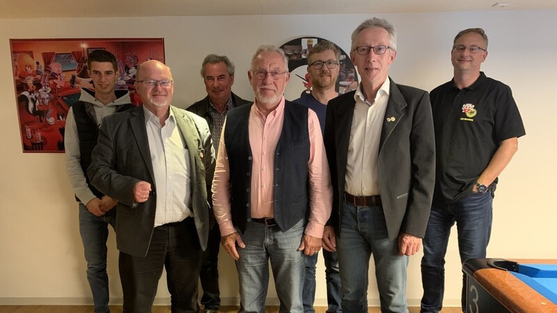 Hinricht Groeneveld (2. v. r.) mit seinen Vorstandskollegen (v. l.) Markus Büchl, Erwin Weber, Michael Büchl, Dieter Udelhoven, Christoph Kosak und Manfred Felsberg.