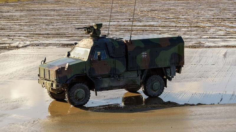 Das Allschutz-Transport-Fahrzeug vom Typ Dingo der Bundeswehr steht auf dem Truppenübungsplatz.