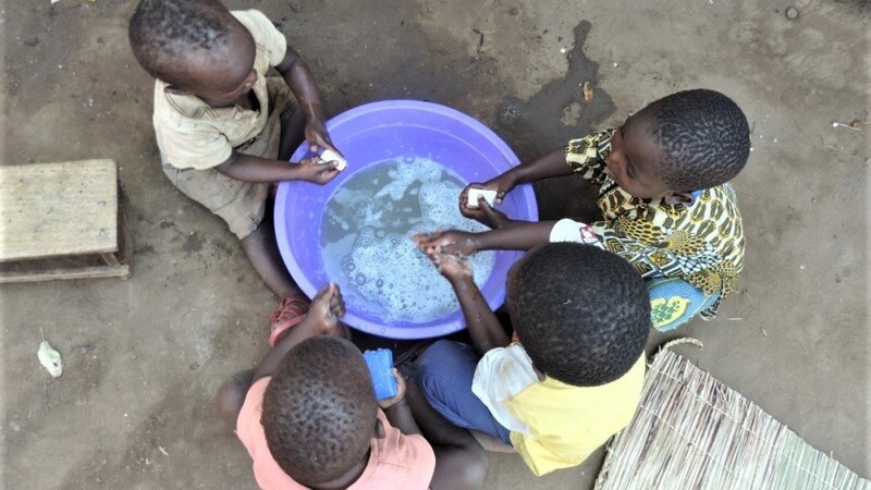 Diese Kinder können sich dank der Spende mit Seife waschen.