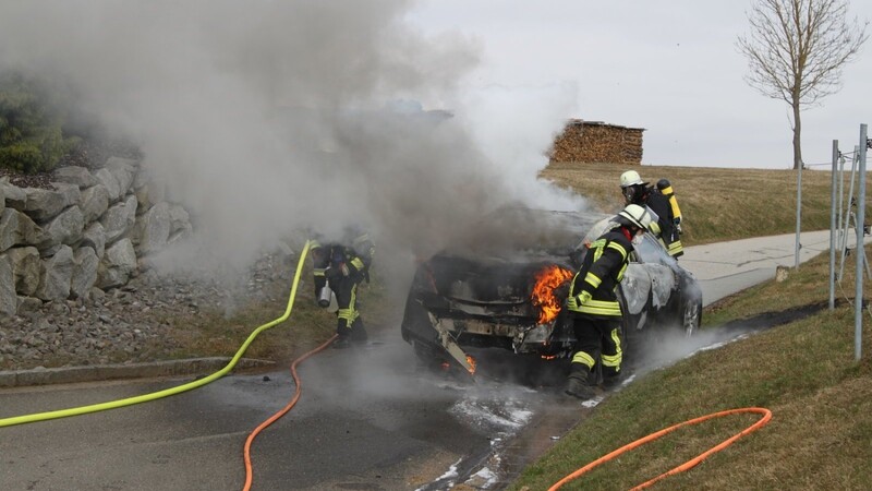 Gerade noch rechtzeitig konnte der Fahrer den Opel von der Garage auf die Straße bewegen, bevor das Fahrzeug vollständig von den Flammen erfasst wurde. Der Mann erlitt dabei leichte Verletzungen.