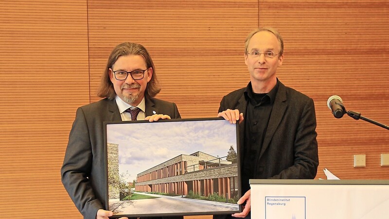 Architekt Simon Wetzel übergab Institutsleiter Stephan Hußlein symbolisch die Verantwortung für den Neubau des Blindeninstituts.