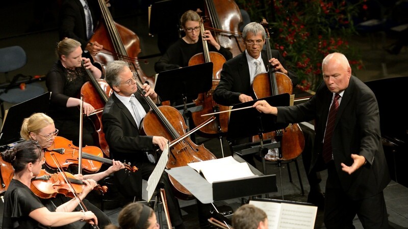 Dirigent Wolfgang Gieron hatte die Musiker, die sich aus Mitgliedern der Münchner Philharmoniker und des Symphonieorchesters des Bayerischen Rundfunks zusammensetzen, immer perfekt im Griff.