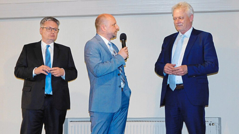 MdL Josef Zellmeier (l.) und MdB Alois Rainer (r.) wurden bei der feierlichen Ehrung von Landkreis-Pressesprecher Tobias Welck interviewt.