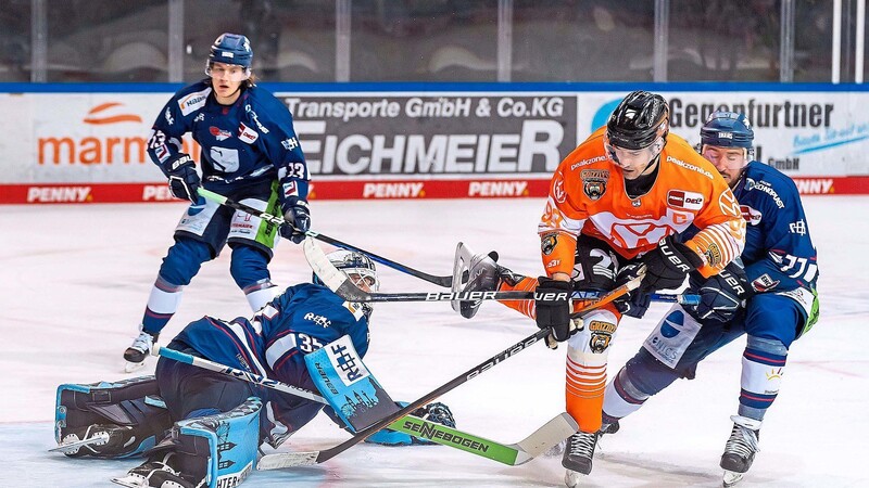 Entschieden wurde Spiel 1 in der Serie gegen Wolfsburg am Ende natürlich durch die fünf Tore, die vorne erzielt wurden, und eine klare Steigerung der Tigers im dritten Drittel. Dass man gegen die Grizzlys aber überhaupt im Spiel blieb, dafür können sich die Straubinger bei ihrem wieder sehr starken Goalie Hunter Miska bedanken. Hier entschärft der US-Amerikaner eine Großchance von Wolfsburgs Spencer Machacek.