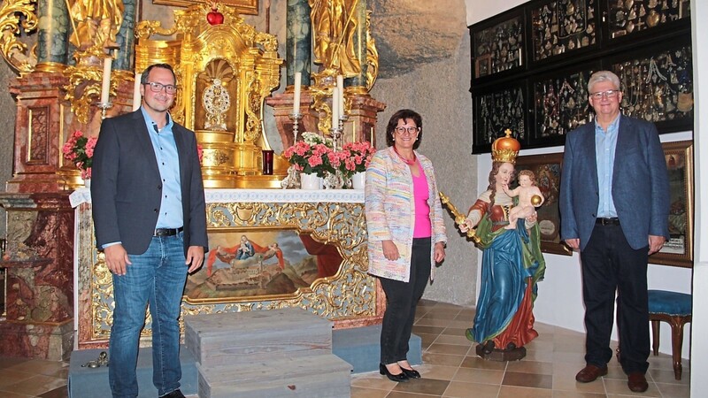 Tobias Denz, Leiter des Pfarrverwaltungszentrums (v.l.), MdL Dr. Petra Loibl und Kirchenpfleger Jürgen Stadler zeigten sich zufrieden mit dem Ergebnis der Renovierungsarbeiten.