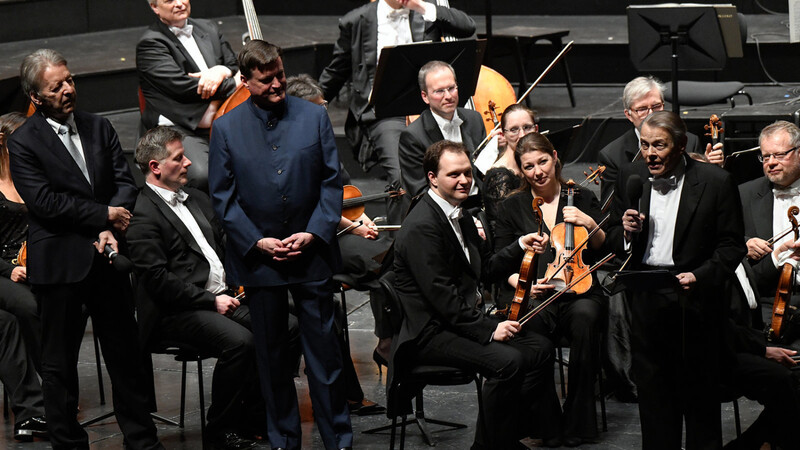 Mariss Jansons (rechts) bedankt sich bei Christian Thielemann (in Blau) und Peter Ruzicka für den mit 50 000 Euro dotierten Karajan-Preis, mit dem er bei seinem Auftritt in Salzburg geehrt wurde.