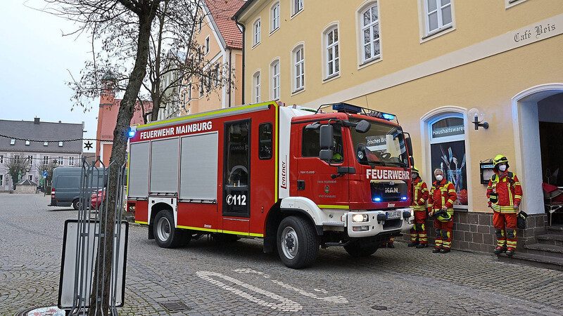 Die Feuerwehr rückte kurz nach 12 Uhr an einem Gebäude am Mainburger Marktplatz an, wo zwei Männer aus einem steckengebliebenen Aufzug befreit werden mussten.