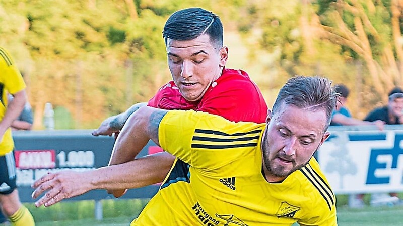 Auf Kevin Löffler (in gelb) und "seinen" FC-DJK Simbach wartet eine enorm schwierige Aufgabe im Heimspiel gegen den FCD.