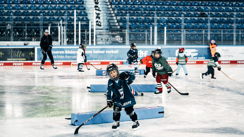 Der EHC Straubing will sich zum besten Eishockey-Nachwuchsstandort Ostbayerns entwickeln. Laut Verein ist das Training auf Eis auch während der Sommermonate dafür Voraussetzung.