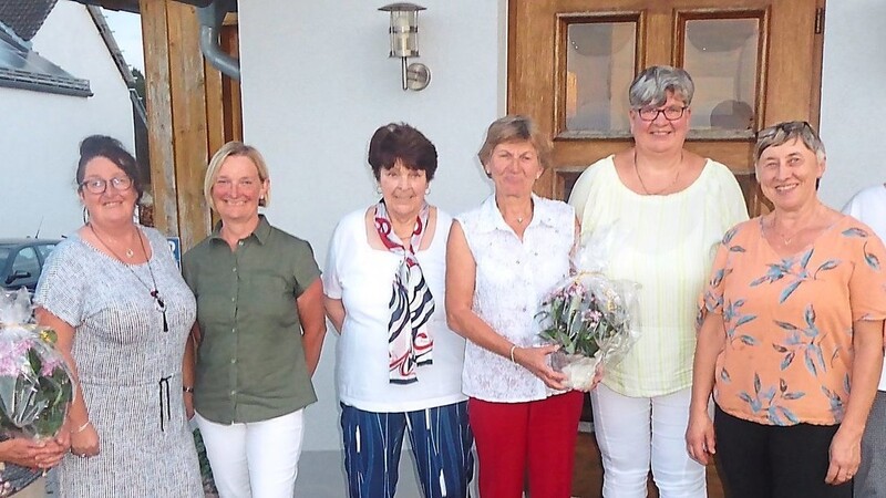 Mehrere Frauenbundmitglieder wurden für langjährige Mitgliedschaft geehrt.