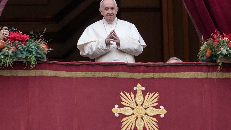 Papst Franziskus schaut in die Menge, bevor er vom Hauptbalkon des Petersdoms aus, den Weihnachtssegen "Urbi et Orbi" (der Stadt und dem Erdkreis) erteilt.