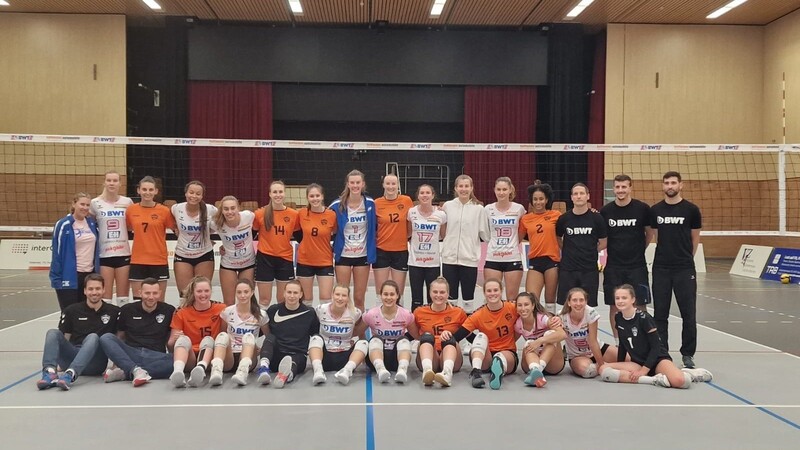 Bitte lächeln: Die Spielerinnen von NawaRo Straubing (orange Trikots) und Sm'Aesch Pfeffingen lassen sich nach dem Testspiel der beiden Mannschaften ablichten.