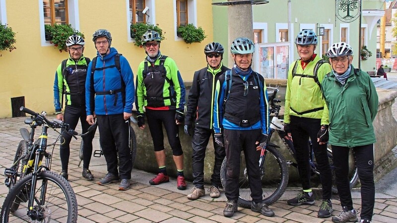 Die Mountainbiker-Gruppe erwartungsvoll kurz vor dem Start am Marktplatzbrunnen bei der Tourist-Information. Karl Reitmeier (rechts) begleitete die Tour für unsere Redaktion auf dem E-Bike.