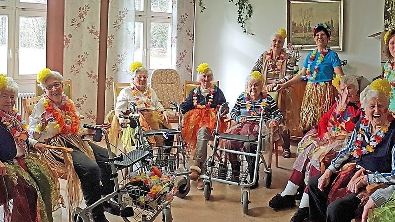 Gemeinsam verbrachten Senioren, Heim-Mitarbeiter und Besucher einen lustigen Fasching.