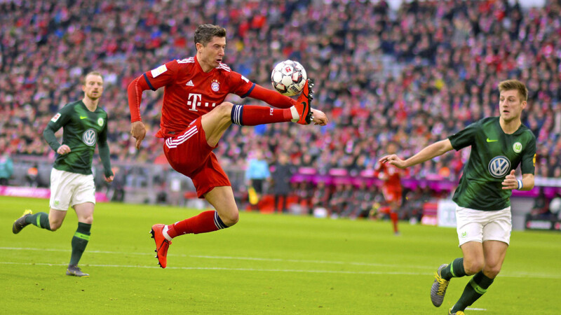 Kaum zu halten: Robert Lewandowski (Mi.) vom FC Bayern.