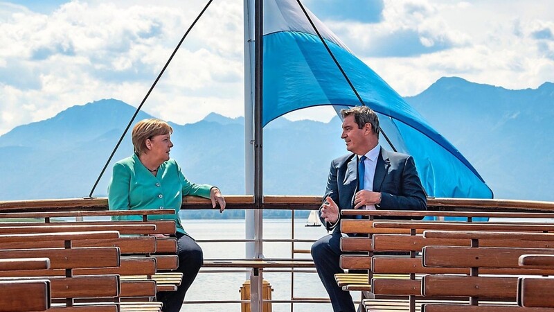 Vieraugengespräch zur K-Frage? Mit dem Schiff fahren Angela Merkel und Markus Söder auf die Insel Herrenchiemsee. Dort tagt am Dienstag das bayerische Kabinett.