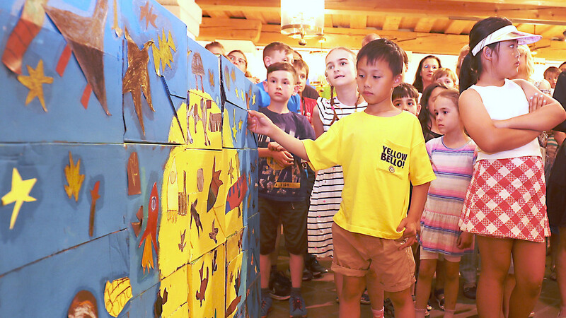 Von der ersten bis zur vierten Klasse arbeiteten Kinder der Grundschule St. Peter und Paul mit Künstlern aus der Region in deren Ateliers. Die Resultate sind bis Pfingstsonntag im Rathausfoyer zu sehen.