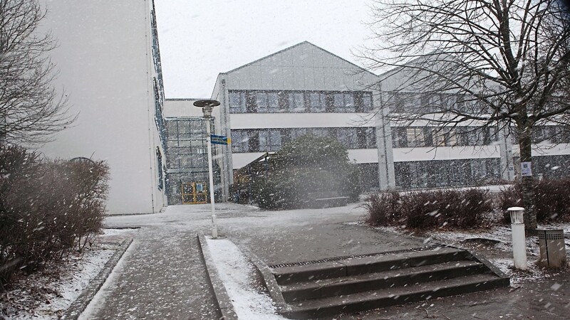 Starker Schneefall an der Grund- und Mittelschule Rottenburg-Hohenthann, wo zur Krankheitsprävention am Donnerstag und Freitag schulfrei ist.