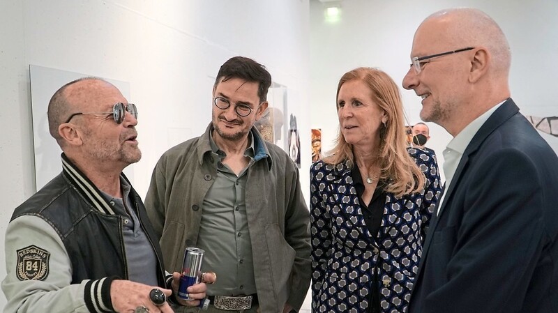 Künstler Wolfgang Flatz mit Kurator Miro Craemer, Museumsleiterin Alexandra von Arnim und Oberbürgermeister Alexander Putz (von links)
