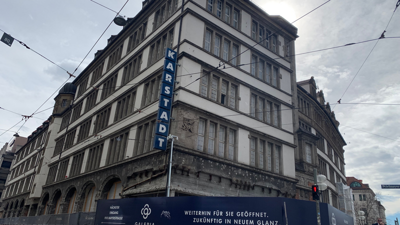 "Weiterhin für Sie geöffnet", wirbt Signa groß auf seinen Baustellenzäunen am früheren Traditionskaufhaus am Hauptbahnhof - doch dieses Versprechen gilt nicht mehr.