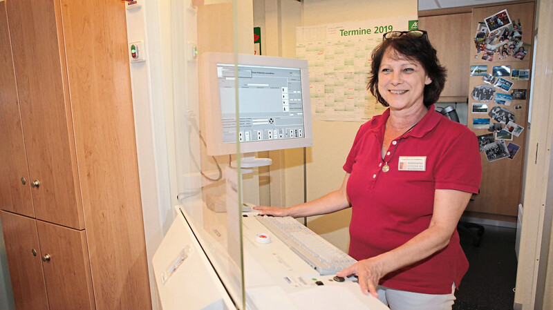 Ihre Kollegin Angelika Schmittlein löst die Röntgenaufnahmen aus. Sie ist dabei vor der Röntgenstrahlung geschützt.