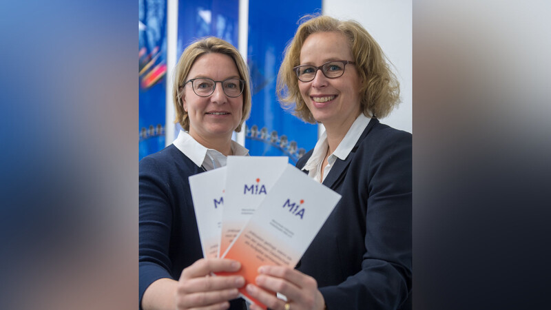 Die beiden Gründerinnen der "Münchner inklusive Arbeitswelt MIA e.V.", Stefanie Göbel (l.) und Martina Köhne.