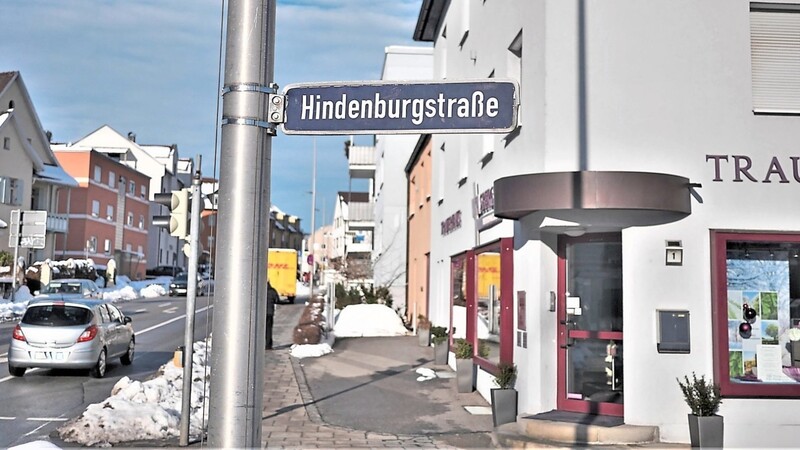 Namensgeber einer zentralen Deggendorfer Straße ist der frühere Generalfeldmarschall und Reichspräsident der Weimarer Republik, Paul Ludwig Hans Anton von Beneckendorff und von Hindenburg (verstorben im Jahr 1934).