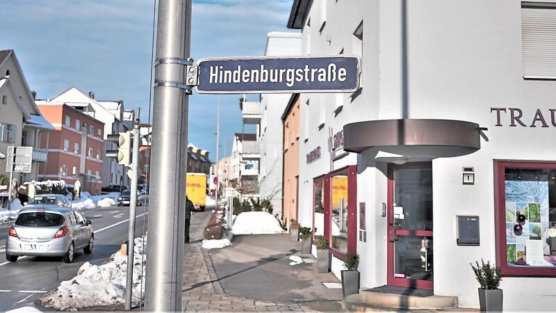 Namensgeber einer zentralen Deggendorfer Straße ist der frühere Generalfeldmarschall und Reichspräsident der Weimarer Republik, Paul Ludwig Hans Anton von Beneckendorff und von Hindenburg (verstorben im Jahr 1934).