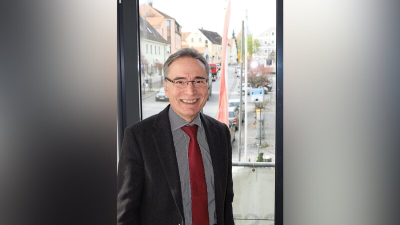Bürgermeister Franz Reichold vor seinem Bürofenster. Er lenkt die Geschicke der Stadt seit 1996.  Foto: Heigl