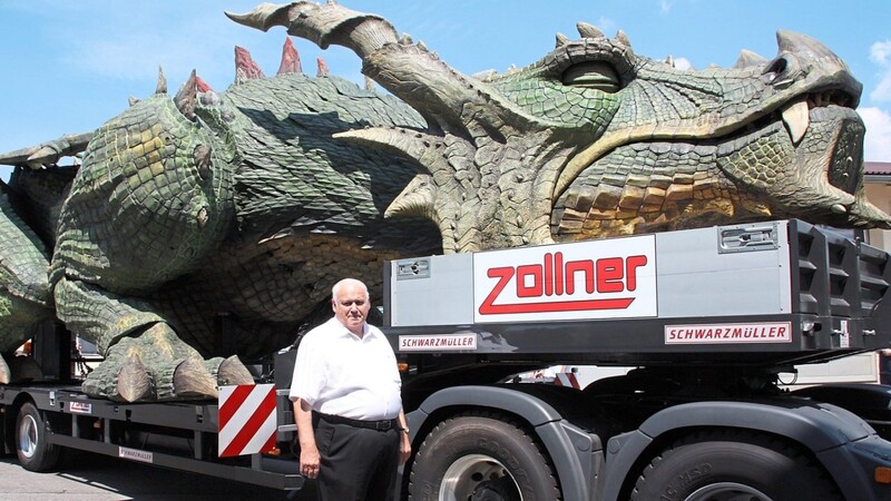 Ein großer Tag, selbst im Leben eines erfolgreichen Unternehmers: Manfred Zollner steht im Juli 2010 auf seinem Werksgelände in Zandt vor dem fertigen Drachen. Nur Minuten später startete dieser seine Reise nach Furth im Wald.