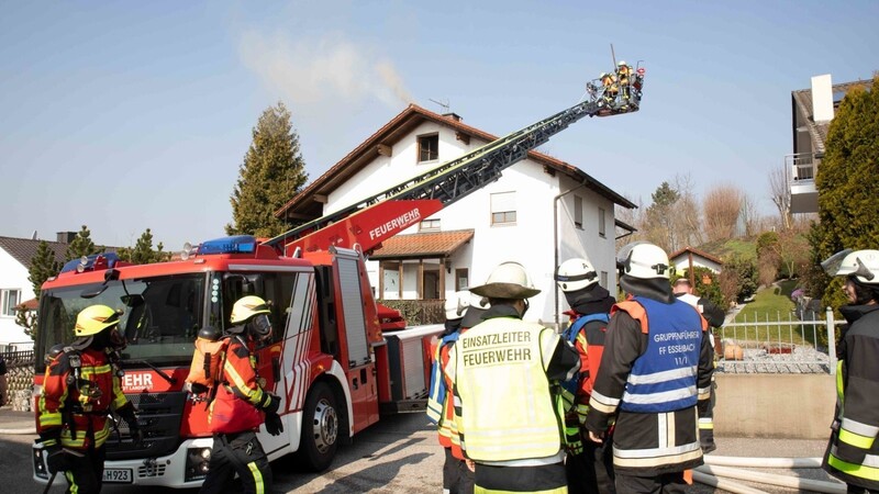 Mehrere Feuerwehren mussten zum Dachtsuhlbrand nach Unterwattenbach anrücken.