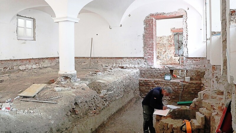Nur eine der zahlreichen Überraschungen, die sich den Verantwortlichen bei der Sanierung des Ursulinenklosters bot: Unter dem ehemaligen Stüberl der Schwestern entdeckte man einen alten Brunnen, der nun von einem Archäologen begutachtet wird.