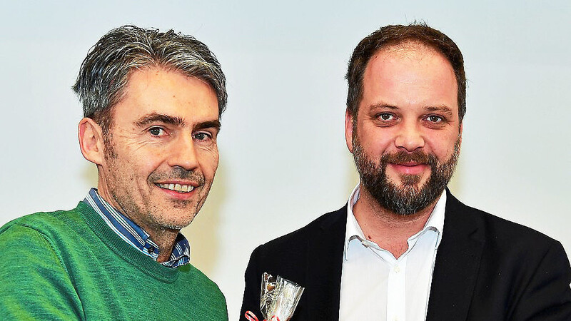 Michael Eberwein wurde von OB Tobias Eschenbacher (rechts) zum Kulturpreis Bayern beglückwünscht.