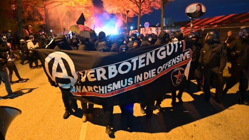 Teilnehmer der Demonstration unter dem Motto "Verboten gut - Anarchismus in die Offensive - Anarchistischer 1. Mai" in Hamburg.
