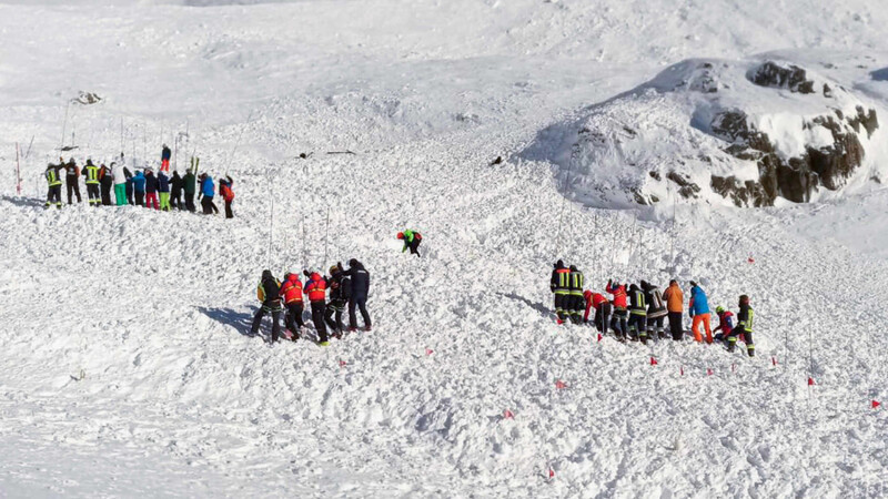 Rettungskräfte arbeiten bei einer Suchaktion nach einer Lawine auf einer Skipiste. Bei dem Lawinenunglück in Südtirol sind eine Frau und ein Kind getötet und drei weitere Menschen verletzt worden.