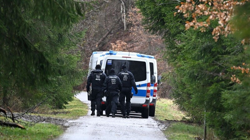 Polizisten suchen in der Nähe des Fundorts des ermordeten Mädchens nach weiteren Hinweisen.