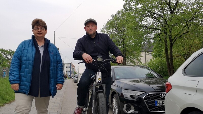 "In der Boschetsrieder Straße werden wir mehr Sicherheit für alle Verkehrsteilnehmenden schaffe", sagt SPD-Stadtrat Andreas Schuster beim gemeinsamen Ortstermin mit Micky Wenngatz (SPD).