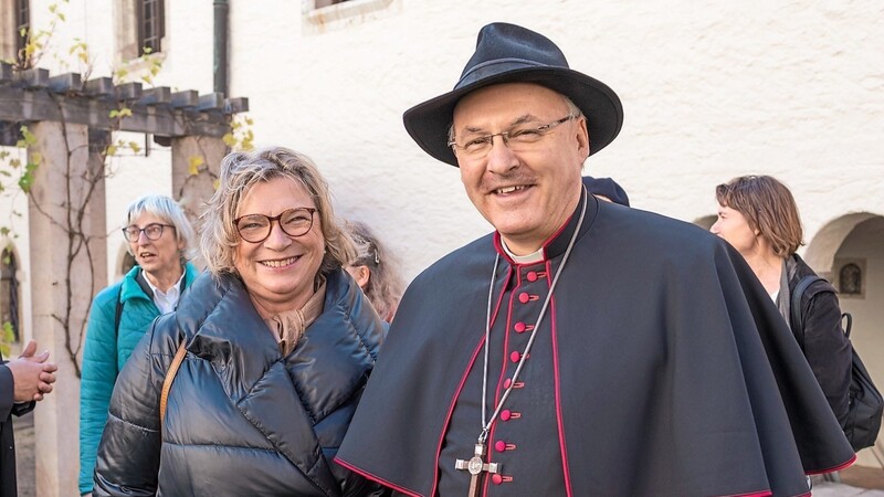 Gemeindereferentin Rosemarie Fischer mit Bischof Rudolf Voderholzer beim Empfang der Dienstjubilare.