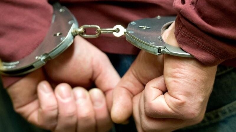 Am Sonntagnacht soll ein 21-Jähriger versucht haben, in ein Juweliergeschäft in der Landshuter Neustadt einzubrechen. Er wurde festgenommen, teilt die Polizei Landshut mit. (Symbolfoto)