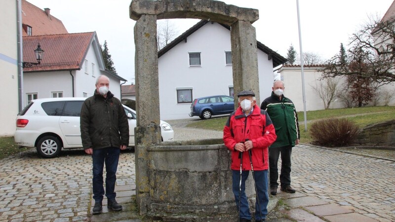 Anton Spanfeldner (Mitte) hat 1999 den Brauch des Osterbrunnen-Schmückens in Windberg ins Leben gerufen. Sowohl er als auch Bürgermeister Helmut Haimerl (links) als Johann Häusler, Vorsitzender des OGV, hoffen, dass dies im nächsten Jahr wieder möglich sein wird.