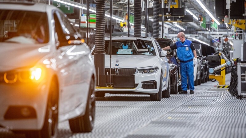Die ersten BMW-Autos laufen wieder von den Fertigungsbändern im Werk Dingolfing: Im Augenblick laufen die Bänder der Autohersteller hauptsächlich, um auf Halde zu produzieren. Deshalb könnte eine wie immer geartete Kaufprämie für Autos sinnvoll sein.