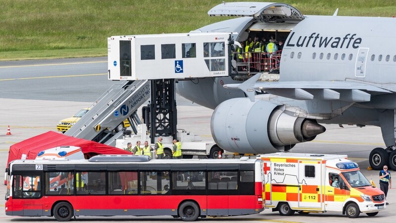 Ein Flugzeug der Luftwaffe mit verletzten Ukrainern an Bord landete Anfang Juni auf dem Flughafen Nürnberg.