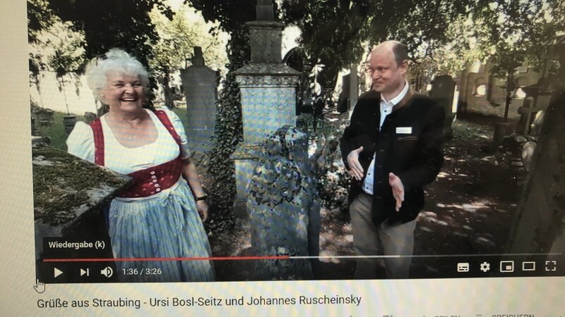 Eine der Stationen der Gästeführer Ursula Bosl-Seitz und Johannes Ruscheinsky: der Friedhof St. Peter.
